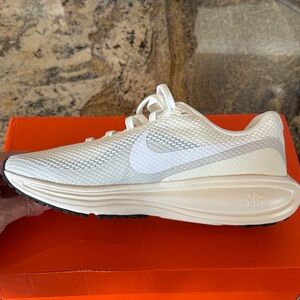 Nike Revolution 8 in Ivory and Black, sz 7